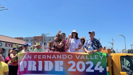 Assemblymember Laura Friedman getting ready to throw a hat to the watching crowd